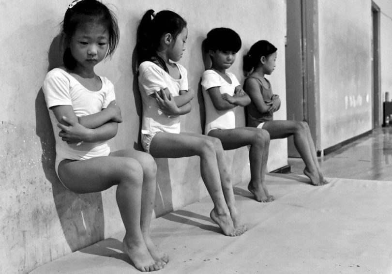 Autor: Tiejun Wang
Vida cotidiana - segundo premio.

Cuatro estudiantes de una escuela de gimnasia en Xuzhou, China, hacen entrenamiento de presión de los pies durante 30 minutos por la tarde.