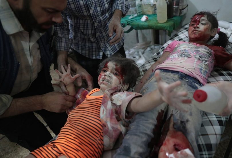 Autor: Abd Doumany, Syria, Agence France-Presse. 
Segundo premio Spot News (noticias de actualidad), categoría individual
Médicos asisten a una niña herida.