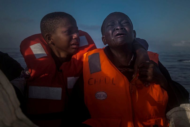 Left Alone, Santi Palacios, España. Niños migrantes lloran en una balsa.
Segundo premio Noticias en General, categoría individual.