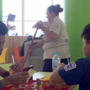 Echan de Galerías Santo Domingo a dos niños