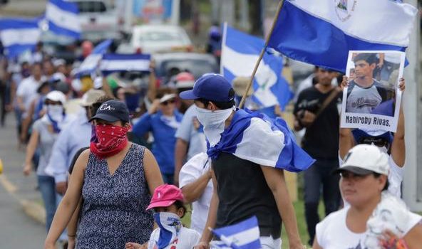 Pueblo realiza cadena humana por presos políticos