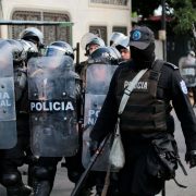 Tiranía obliga a empleados del estado a marchar