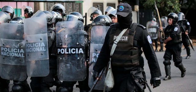 Tiranía obliga a empleados del estado a marchar