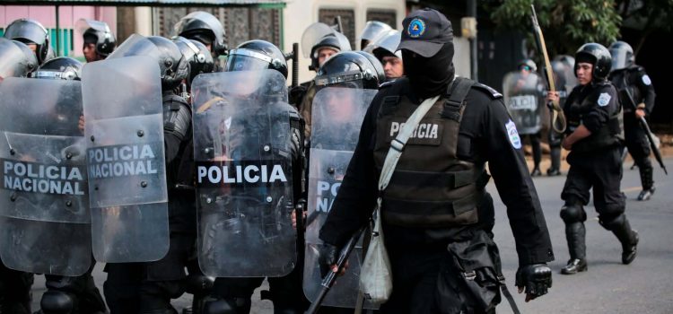 Tiranía obliga a empleados del estado a marchar