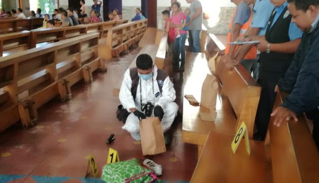 Ataque orteguista con ácido a sacerdote Mario Guevara en la Catedral